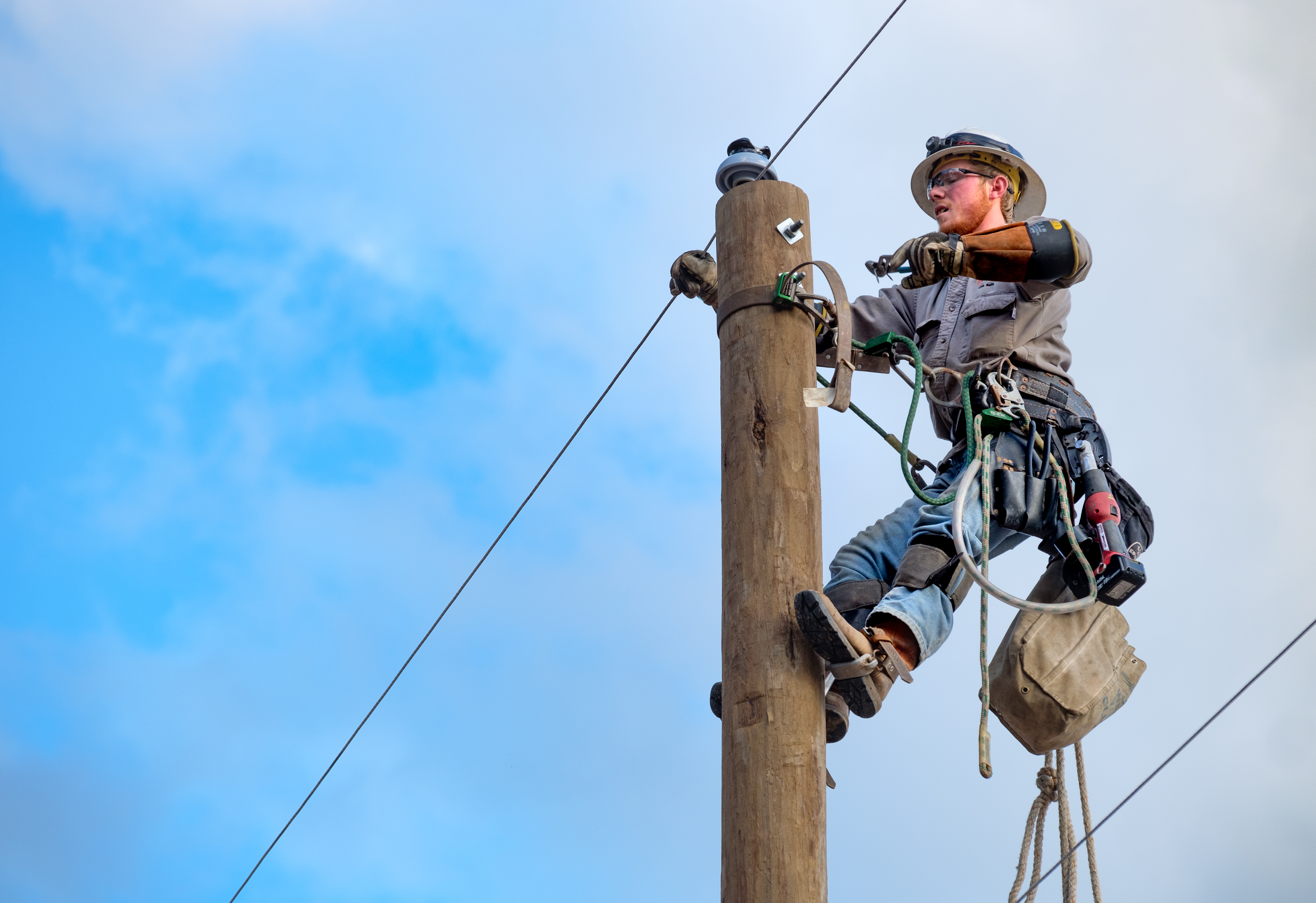 Entergy line crew performing electric distribution fieldwork safely